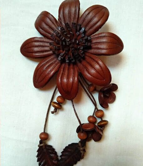 Broche cuero con forma de flor.Nuevo