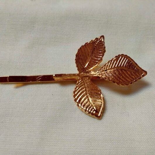 Horquilla dorada forma 3 hojas  mujer Nueva