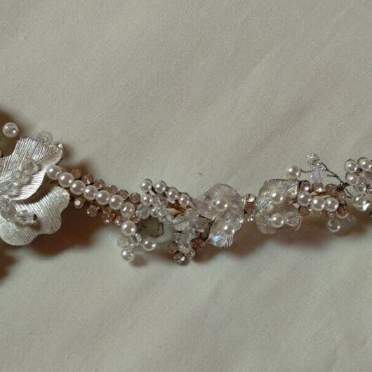 Tocado aderezo tiara plateada con cristales y perlas Nuevo