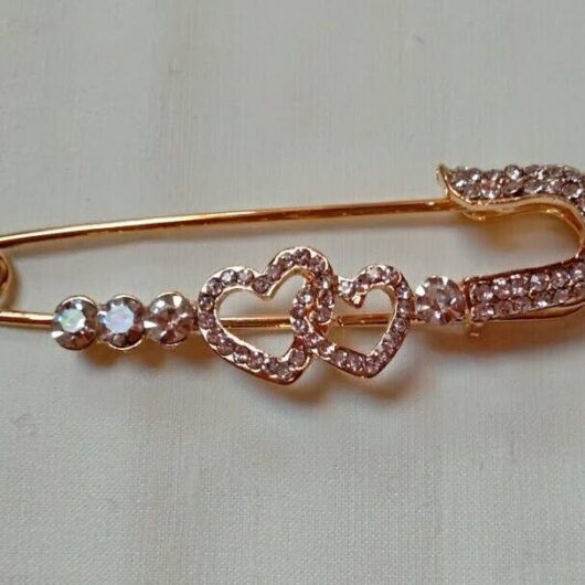 Alfiler bisuteria imperdible cuajado de piedras blancas.Nuevo