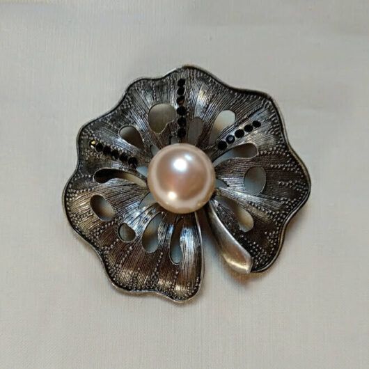 Broche bisuteria tipo vintage con perla central.Nuevo