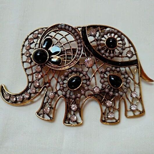 Broche bisuteria tipo vintage elefante dorado piedras.Nuevo