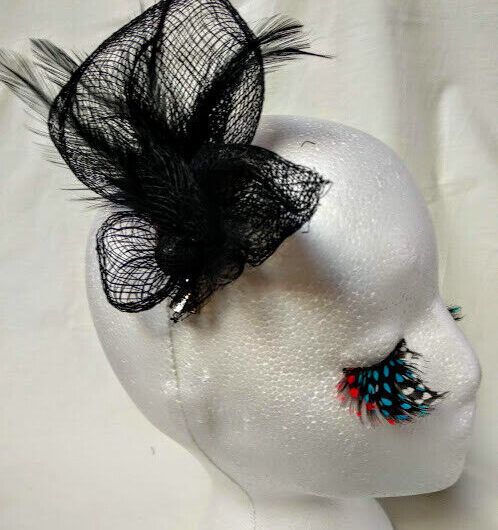 Tocado broche para ceremonia mujer combinado rafia y plumas  negro