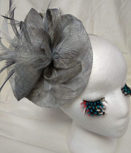 Tocado diadema para ceremonia mujer combinado rafia y plumas color  gris