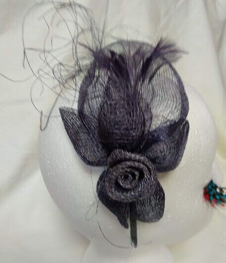 Tocado diadema para ceremonia mujer combinado rafia y plumas color lila