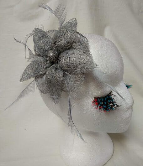 Tocado broche para ceremonia mujer combinado rafia y plumas color gris
