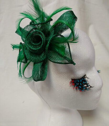 Tocado broche para ceremonia mujer combinado rafia y plumas color verde