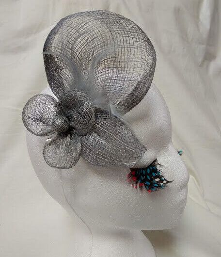 Tocado broche para ceremonia mujer combinado rafia y plumas gris perla