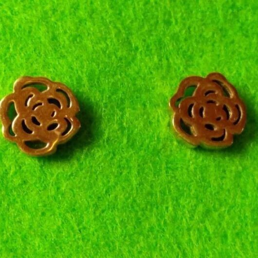 Pendientes acero dorado mujer colección primavera forma de flor con presión