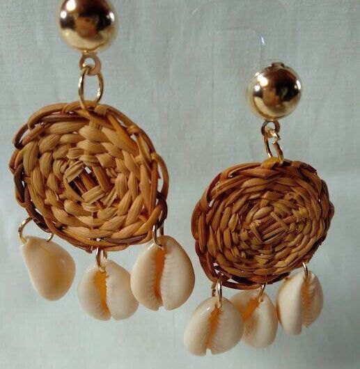 Pendientes de ratan tejido largo mujer con conchas nuevo con etiquetas