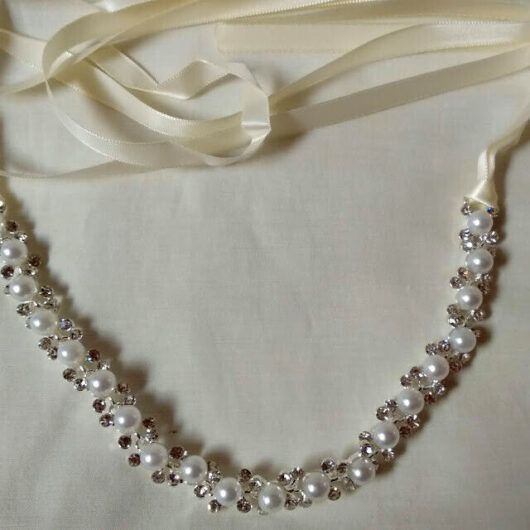 Tocado aderezo tiara plateada con perlas y lazada Nuevo