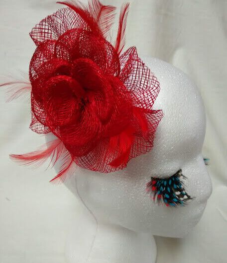 Tocado broche para ceremonia mujer combinado rafia y plumas rojo