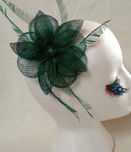 Tocado broche para ceremonia mujer combinado rafia y plumas color verde botella