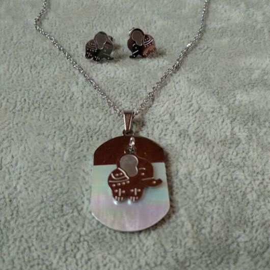 Collar gargantilla y pendientes  acero  con colgante de elefante Nuevos (106)