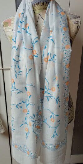 Fular color blanco 100% algodon con estampados en color azul y naranjas(134)