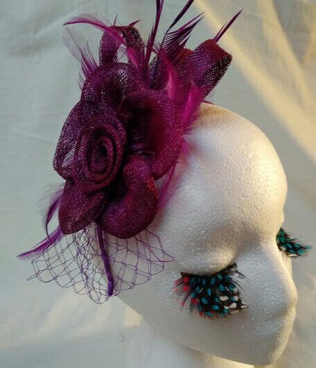 Tocado diadema para ceremonia mujer combinado rafia y plumas color morado