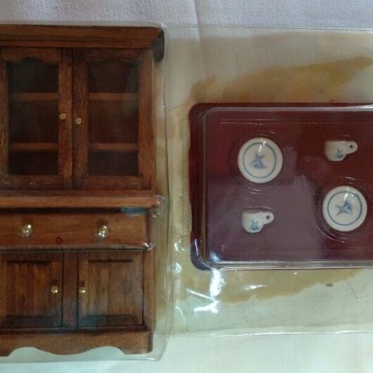 Casas de muñecas Aparador madera con tazas Nuevo y precintado (96)