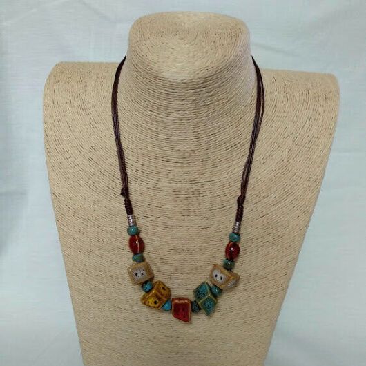 Collar corto étnico mujer combinado de cuentas de ceramica tonos ocres Nuevo