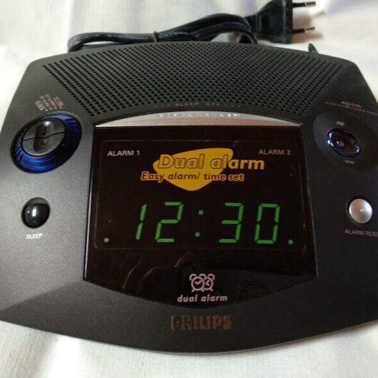 RADIO DESPERTADOR  PHILIPS VINTAGE NUEVO Y CON CAJA A LA RED Y PILA