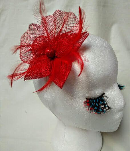 Tocado broche para ceremonia mujer combinado rafia y plumas color rojo