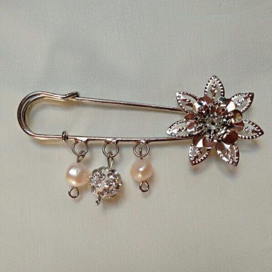 Broche alfiler bisuteria plateado con flor y perlas.Nuevo