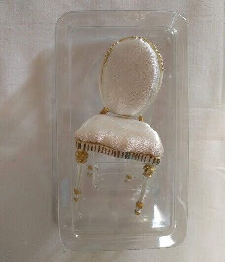 Casas de muñecas Silla clásica con tapiceria  blanca  Nuevo y precintado (96)