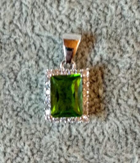 Colgante rectangular piedra verde tallada Plata de Ley rodiada 925 Nuevo (106)
