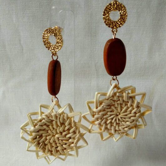 Pendientes de ratan tejido largo mujer modelo sol nuevo con etiquetas