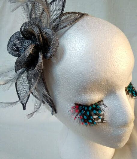 Tocado diadema para ceremonia mujer combinado rafia y plumas color gris