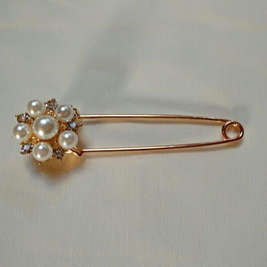 Broche alfiler bisuteria dorado con perlas.Nuevo