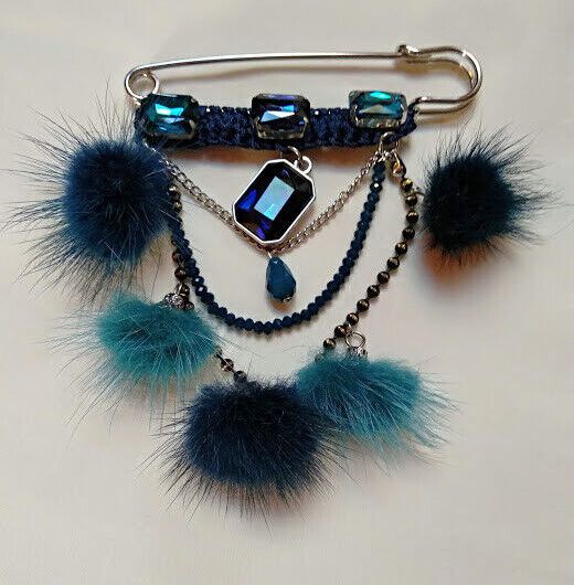 Broche alfiler bisuteria mujer con piedras y pompones de visón color azul.Nuevo