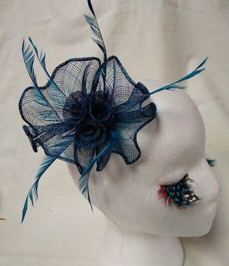 Tocado broche para ceremonia mujer combinado rafia y plumas azul turquesa