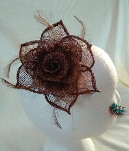 Tocado broche para ceremonia mujer combinado rafia y plumas color marrón