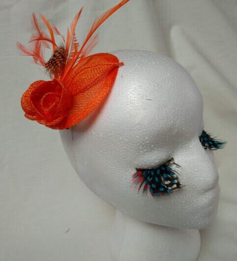 Tocado  para ceremonia mujer combinado rafia y plumas color naranja