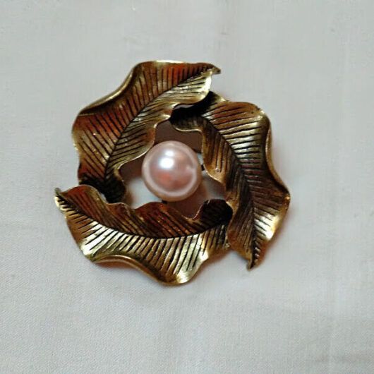 Broche bisuteria con tres hojas y piedra perla central color oro viejo Nuevo