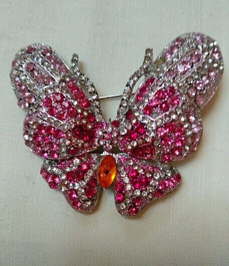 Broche bisuteria plateado con forma de mariposa cuajado de piedras.Nuevo