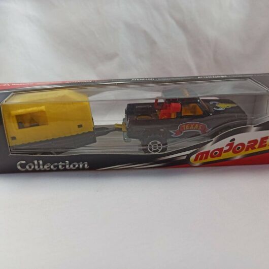 COCHE CON REMOLQUE Y CABALLO METAL  MAJORETTE Nuevo con caja (144)